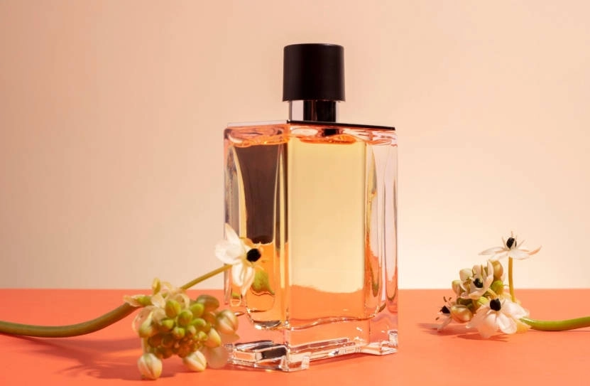 clear perfume glass bottle with black lid