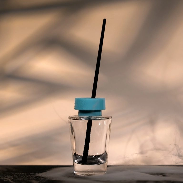 reed diffuser with blue lid